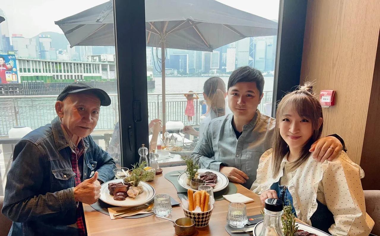 原来他们是父子！还以为八竿子打不着呢
近日，TVB男星李泳豪迎来生日，他在个人社