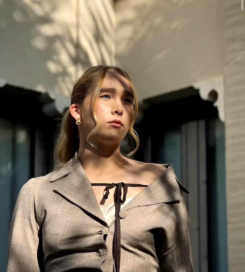 小米拉年终的妆造，真是一言难尽。
明明才18岁，非要打扮得这么成熟。再加上忧心忡