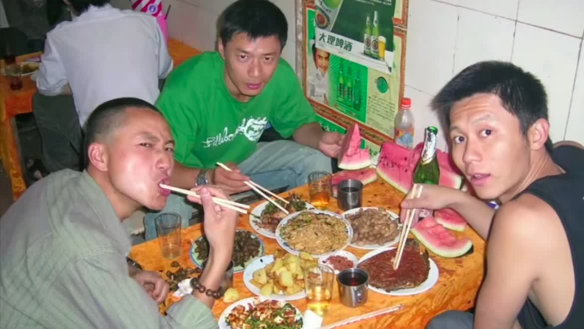 一张老照片，
年轻时的李晨好青涩，
段奕宏还是那么有男人味儿，
旁边还有一