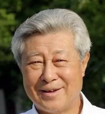 一代男神无比落寞的说：
我老了，年轻的观众都不喜欢我了，我该退了！
这是王心刚在
