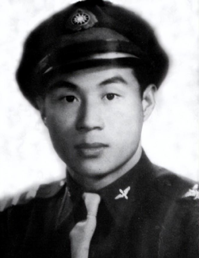 1983年，63岁老人正给领导倒水，领导低头一看，这老人竟穿着空军专用的拉练裤，