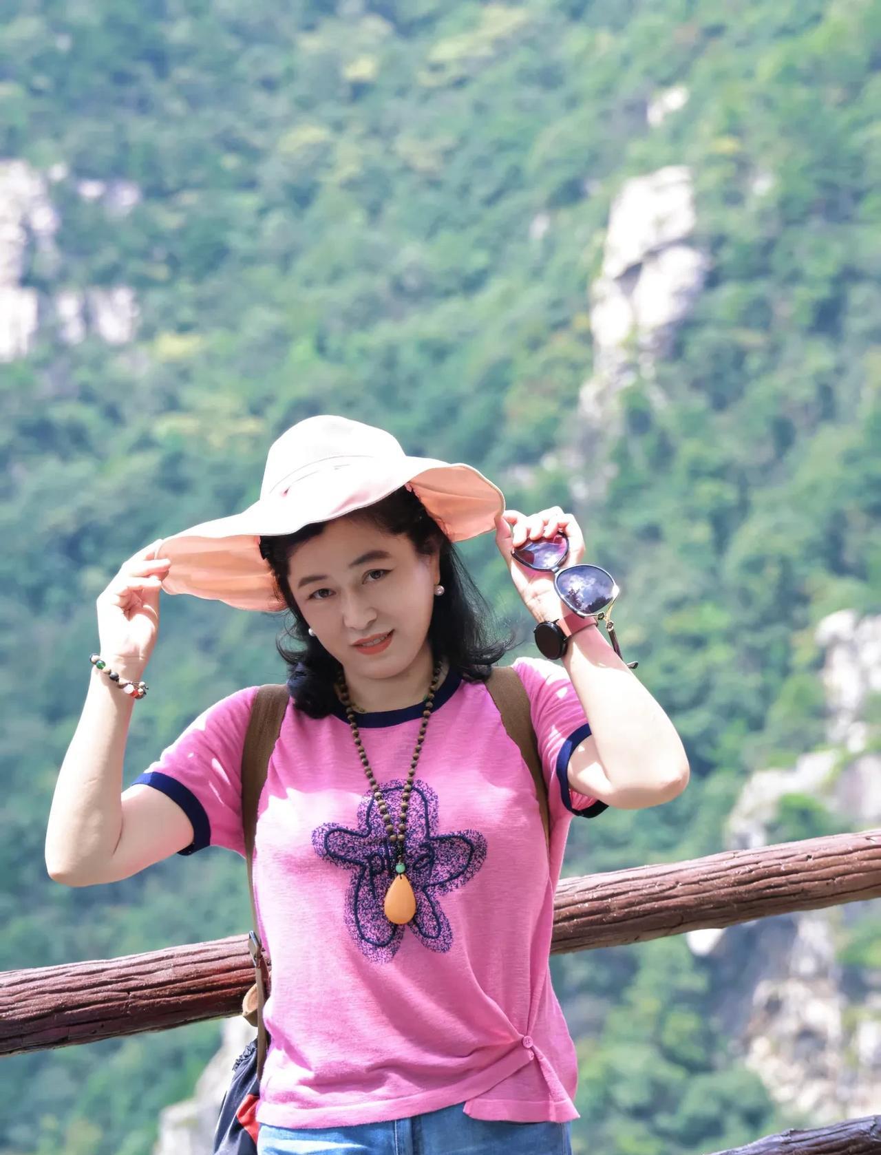 《庐山恋》：
巍巍庐山，眺望着长江的波澜；悠悠庐山，屹立在长江之南；云雾庐山，看