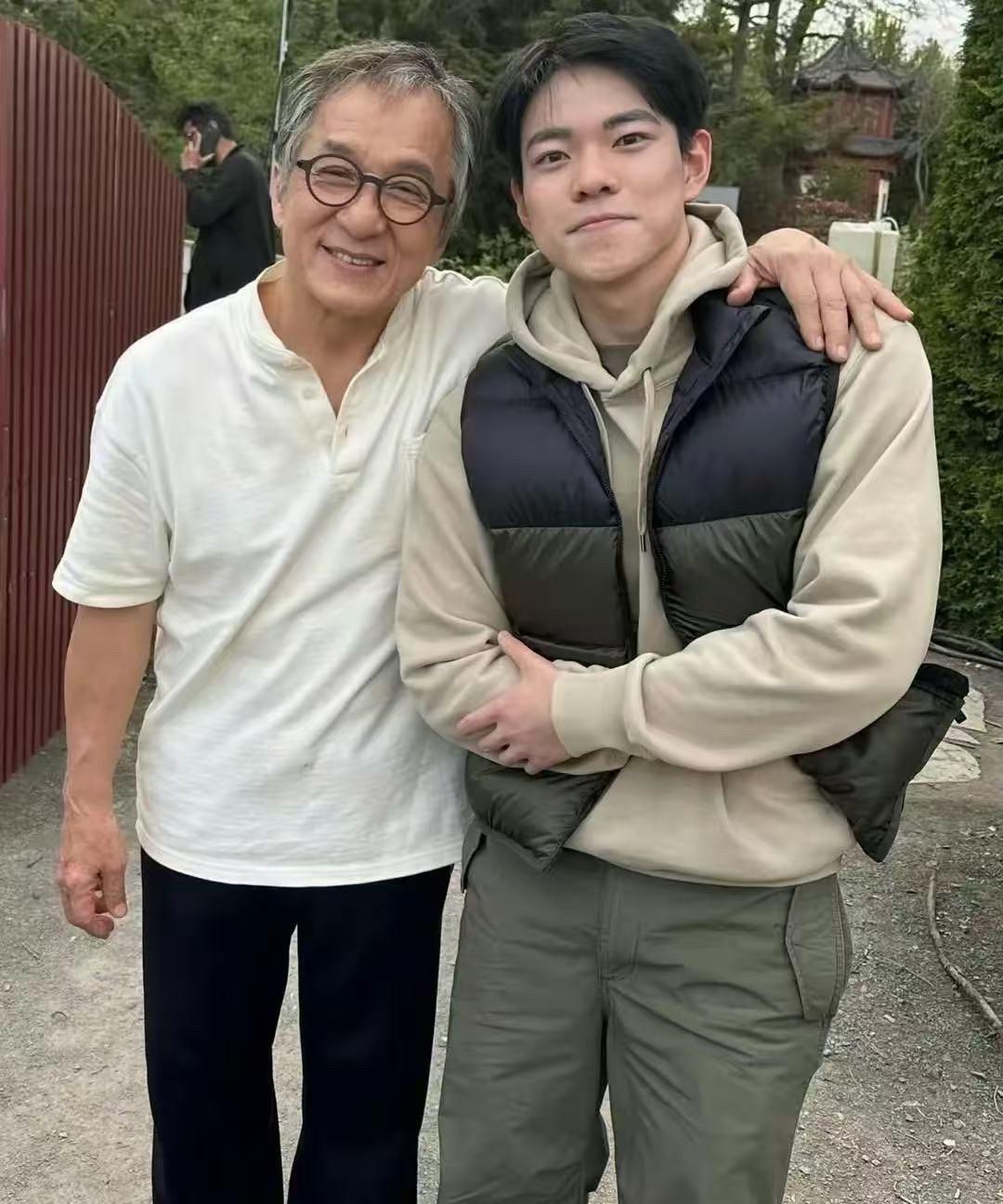 71岁成龙加拿大海底捞被偶遇，戴着老花镜认真夹菜，曾经荧幕上的功夫巨星，如今尽显