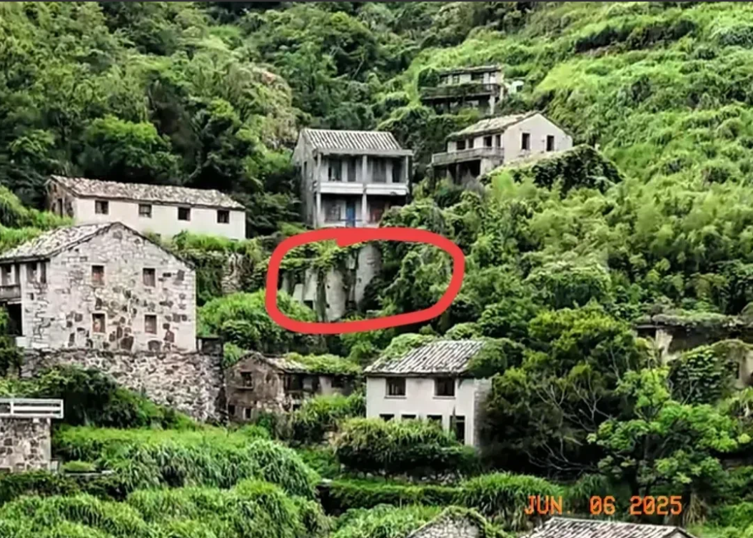 我看着这个村庄都瘆得慌！

不得不说23岁宁波失踪女孩胆子真是有点大。

令人匪