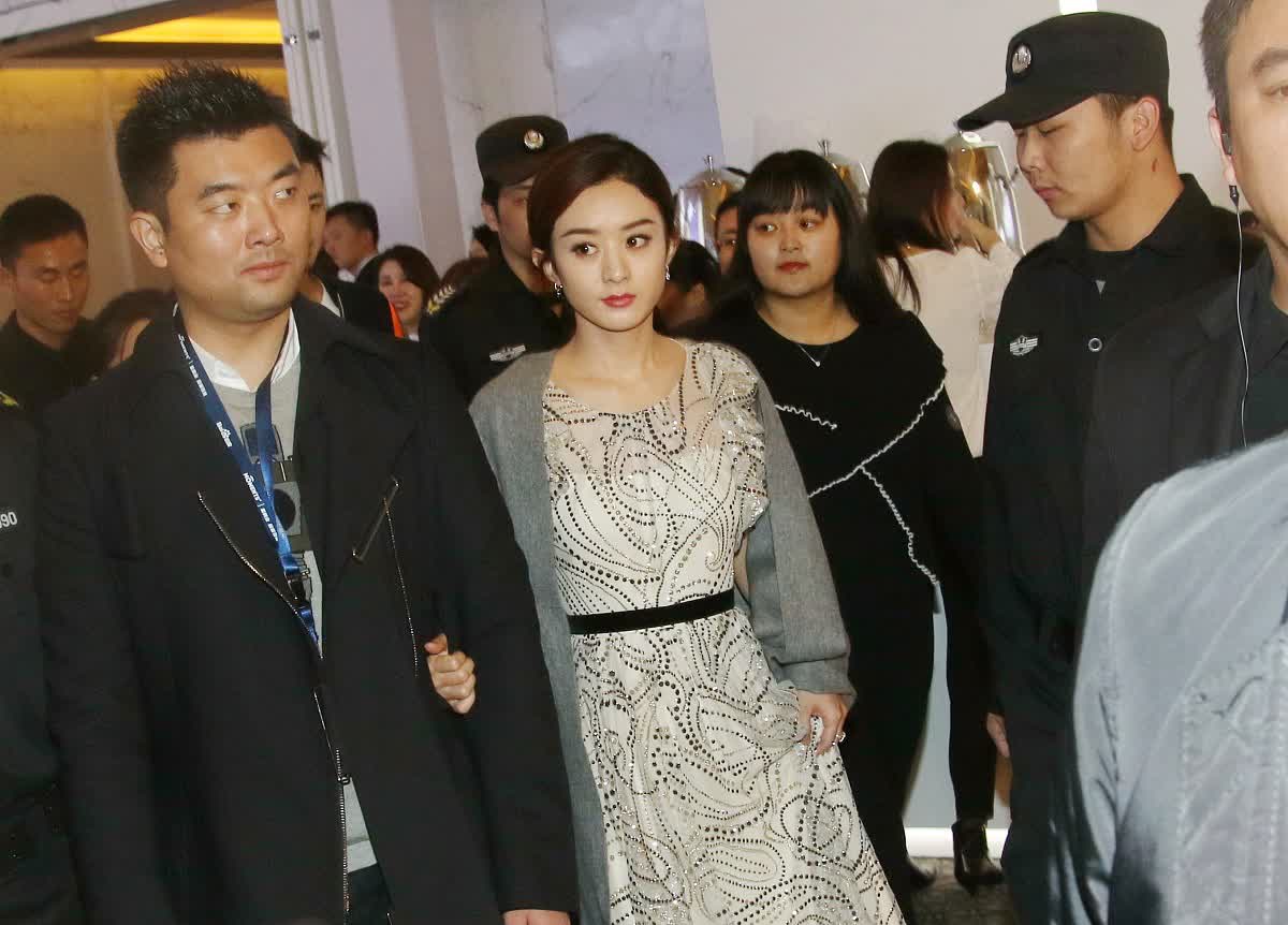 嗯，还没官方发话，咱就先默默吃瓜🍉吧。42岁的导演赵德胤和37岁的赵丽颖，两人