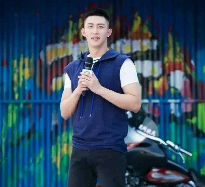 没有哪男的愿意和黄景瑜合影，也太大一只了，压迫感一下就上来了
