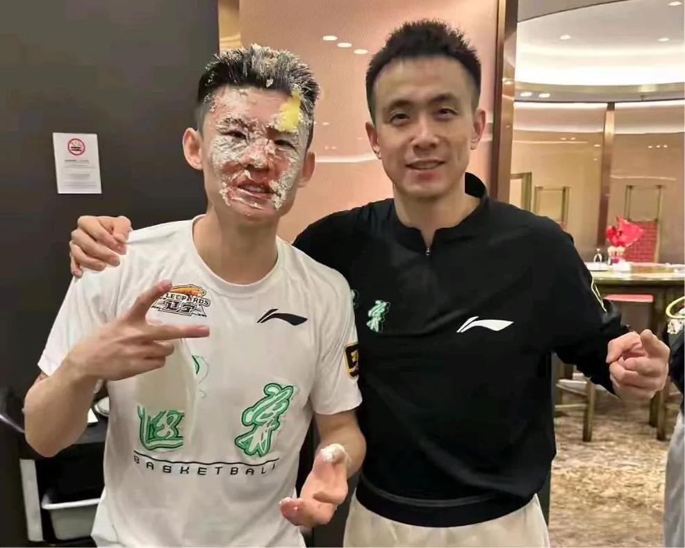 辽宁队王岚嵚27岁生日。
赛后辽宁队全体球员为王岚嵚过生日，砸蛋糕这个环节必不可