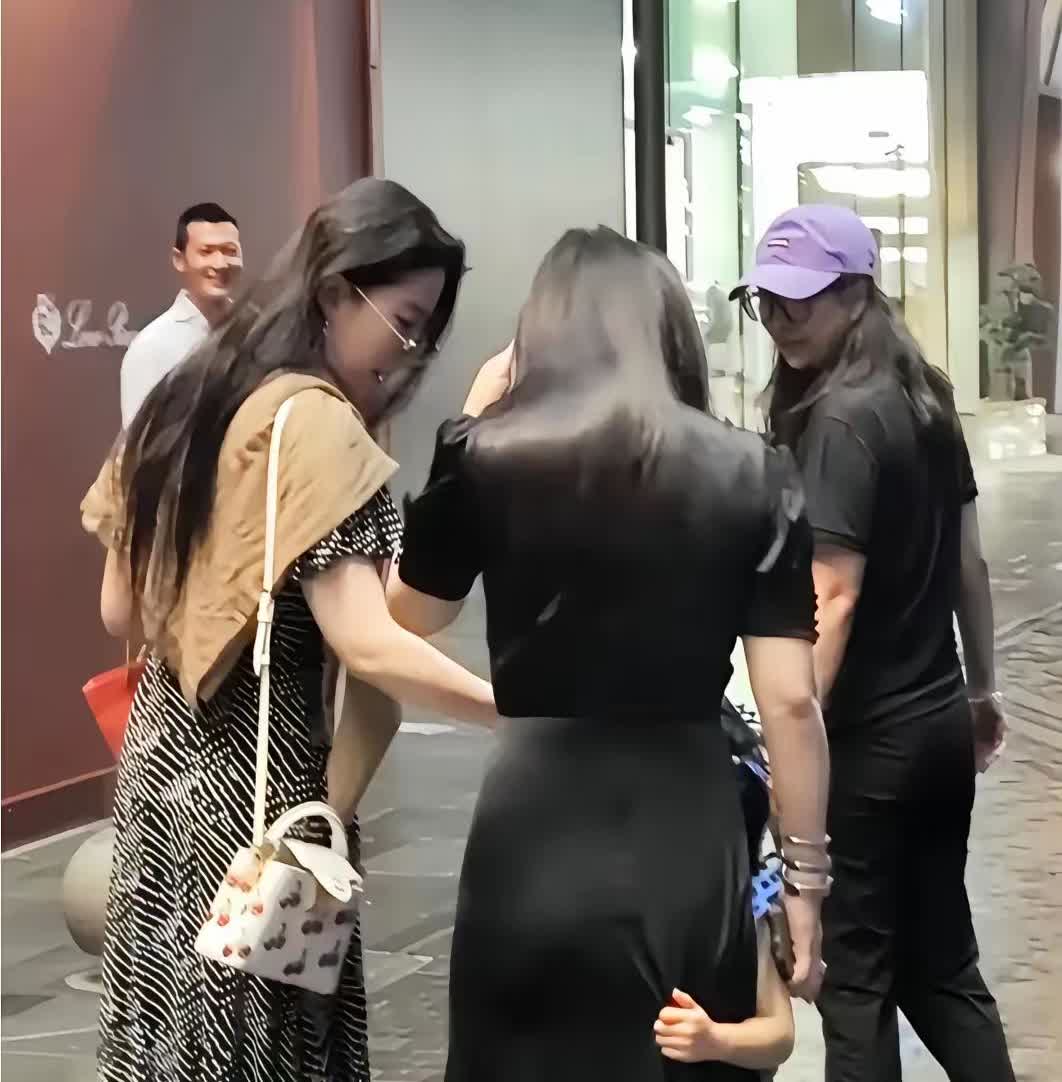 刘亦菲被网友拍到在北京三里屯和朱珠一家逛街，38岁的刘亦菲和朱珠一家三口走在一起