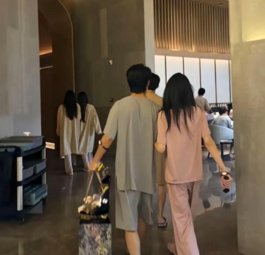 孙乐言24岁生日派对，与好友共庆热闹非凡

孙乐言迎来了她的24岁生日，彭高、阮