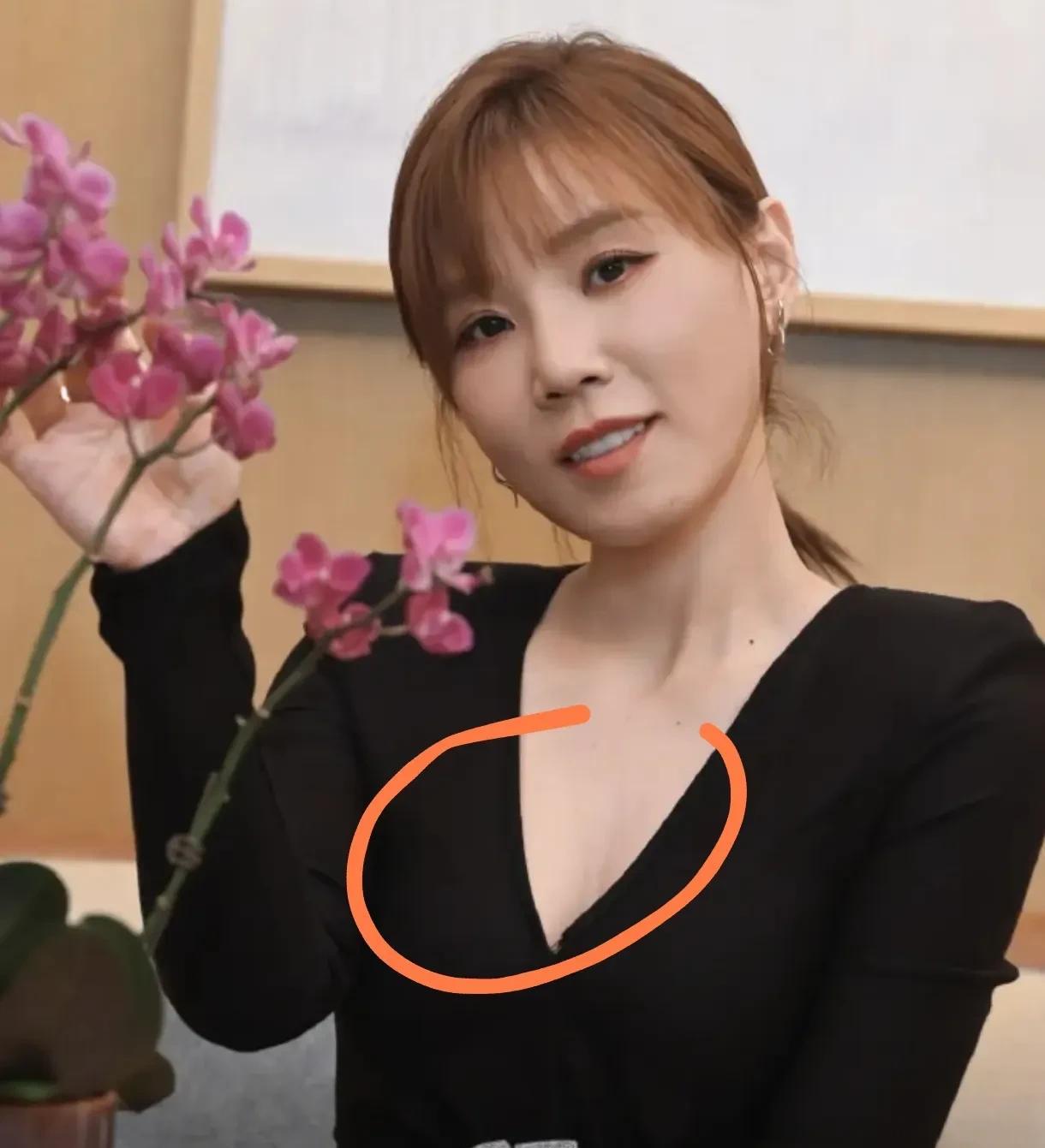 这是同一件衣服吗？
《歌手》本期揭榜歌手李佳薇唱得真好听。但是她的礼服有点奇怪。