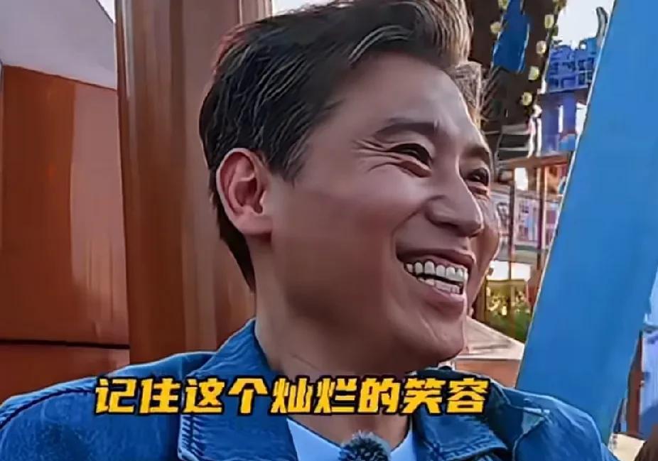 #李乃文# 50岁正是闯的年纪。
李乃文在五哈里玩海盗船，开始前范志毅还提醒他。