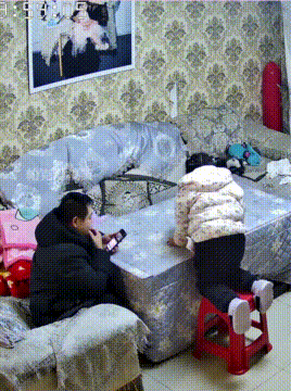 爸爸看到女儿压岁钱，灵机一动悄悄动手，结果被当场打脸！