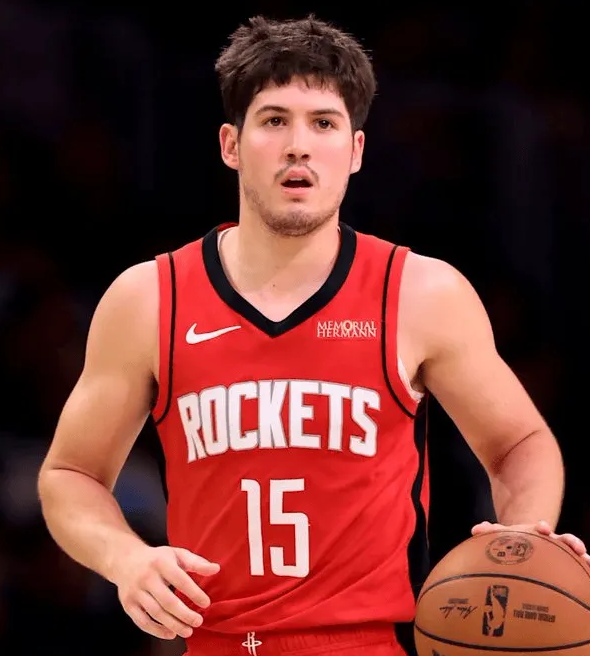 NBA常规赛，火箭以110-102战胜独行侠。
里德-谢泼德本场比赛替补登场17