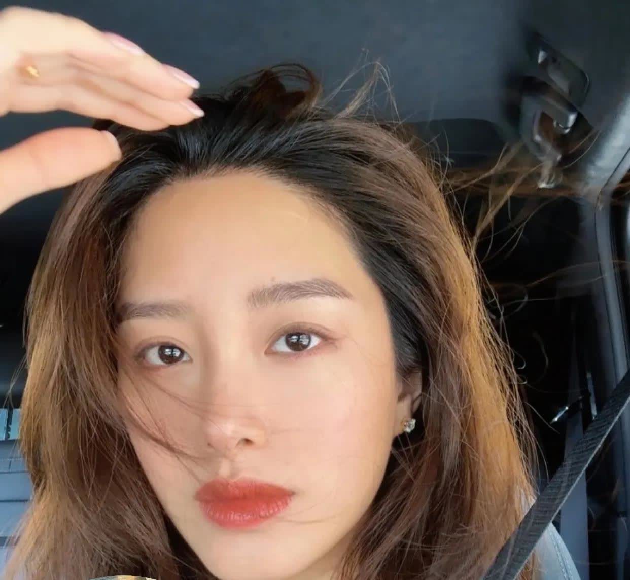 杨采钰这瓜比八点档还刺激！

刚和大 30 岁的陈金飞结束关系，转头就被扒出