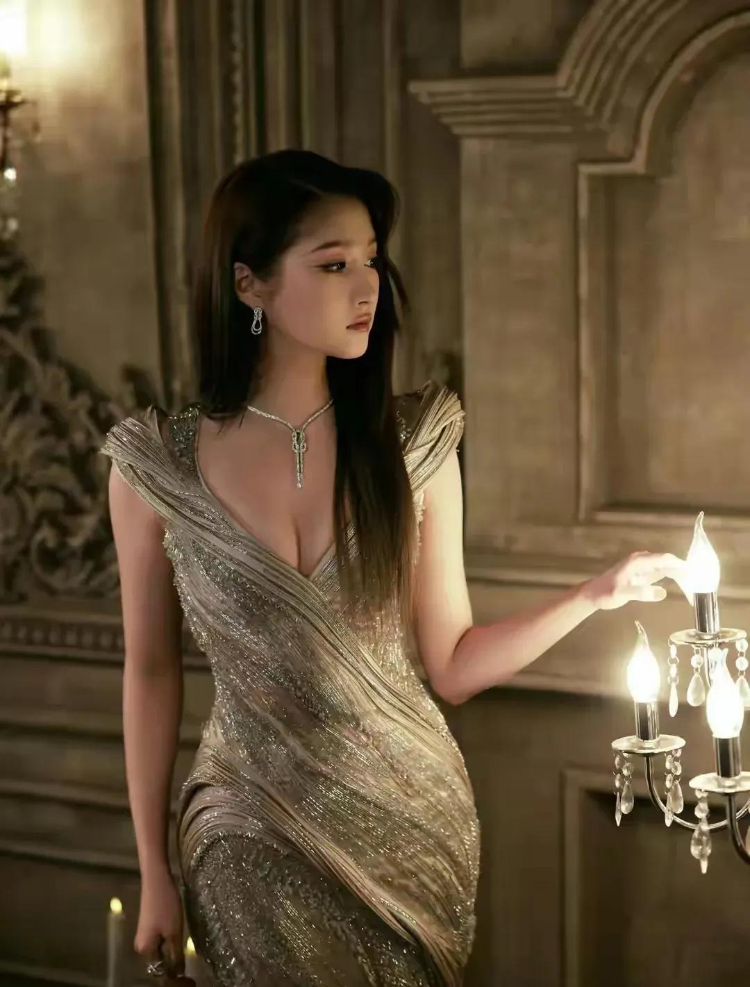 关晓彤是绝对的高开低走的女星！
在我的印象里，她自从成年了，就没有一部作品了！她