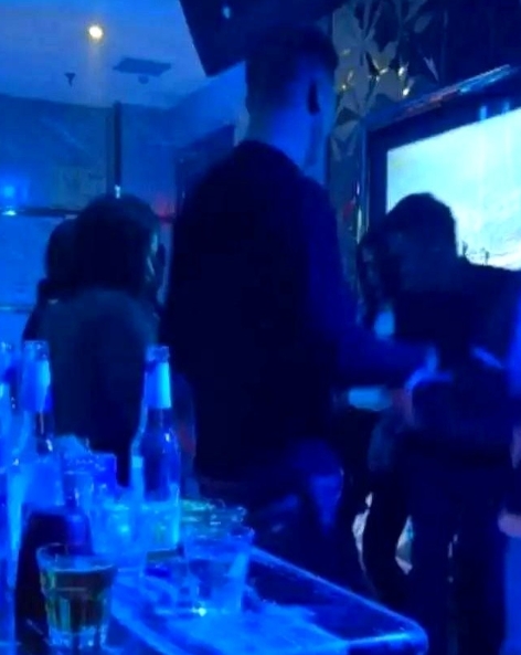 女子与男性朋友聚会后喝到断片，第二天在对方家里醒来发现下身赤裸，于是赶紧报警。