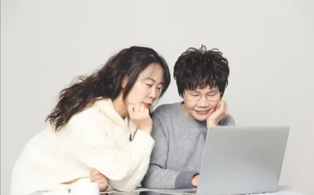 我们单位有个女同事，说自己离婚了呢。咋回事儿呢？她爸腿给摔断了，伤的地方靠近盆骨