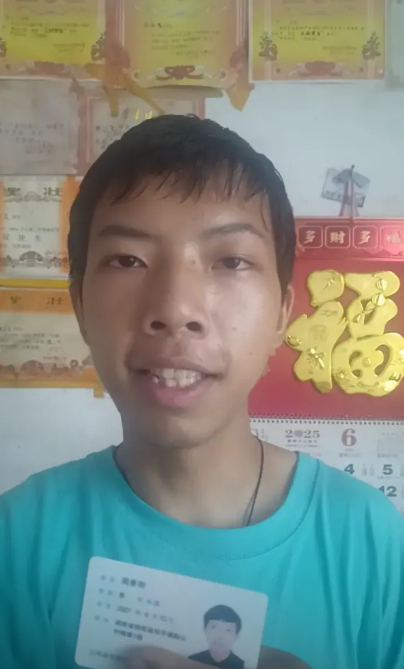 湖南郴州小伙再次改名失败。
郴州桂阳小伙周景明，提到这个名字可能你不太熟悉。
但