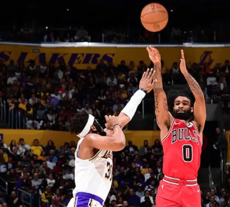 湖人内线的问题还在被无限放大，今天这个对阵公牛的上半场，内线被人家捅成了筛子，公