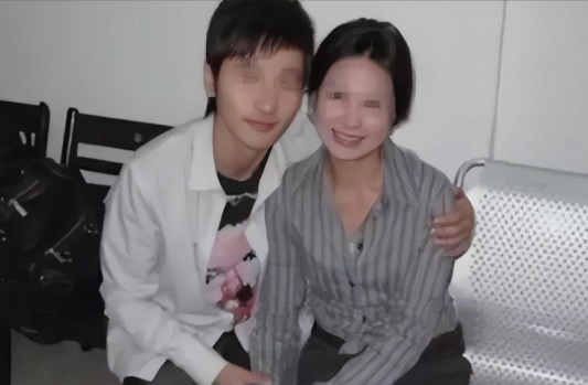 “你敢搞老娘？”2002年，北京一位中年妇女拿着裸照，威胁她的准女婿。谁知，接下