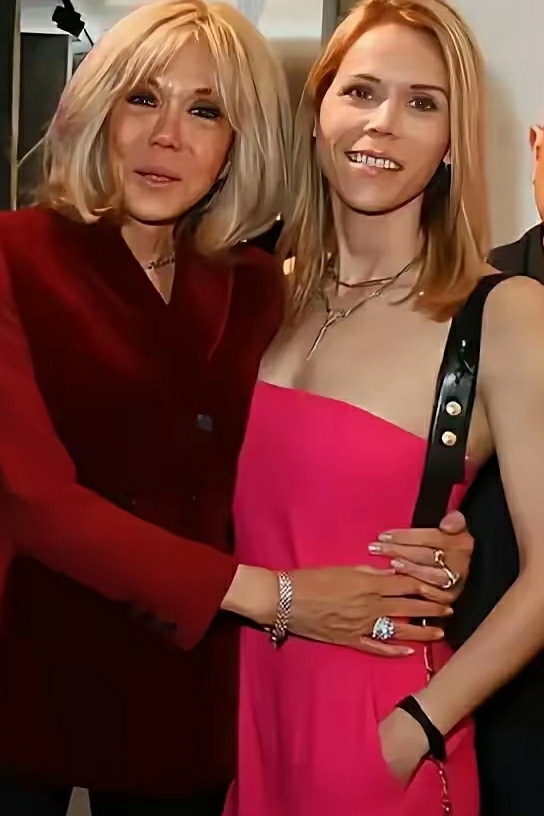 这是法国总统的夫人布丽吉特与她女儿的合影！母女长的挺像，看来基因还是很强大的！不