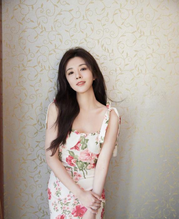 我还没自己的小家，
也没孩子呢！
她和俞灏明那些结婚生娃的传闻，
算是正面澄清啦