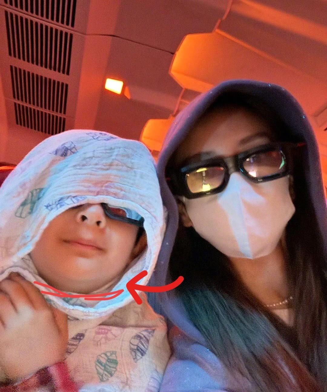 小海绵果然人如其名
干干净净，白白胖胖的
虽然蒙着眼睛
但是一看就像黄晓明
手也