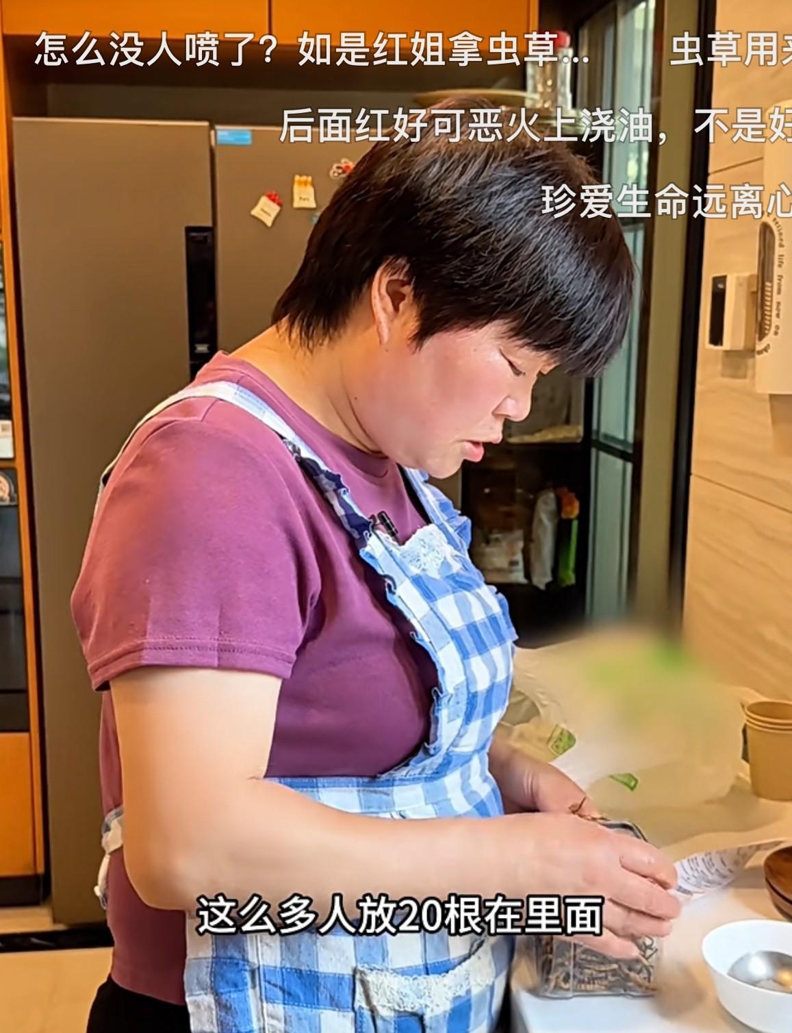 胖阿姨被骂惨了，在“小凤的精致生活”最新一期视频中，胖阿姨做饭出现了不少状况，其