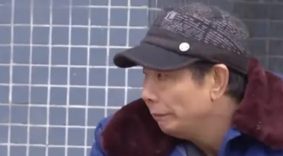 婚后，男子动不动就对妻子拳打脚踢。如今离婚15年，男子瘫痪在床，生活不能自理，又