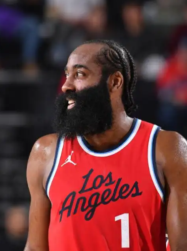 哈登是能组织，但是他失误率也高，要想发挥好球权必须集中于他一身，那么其他人的球权