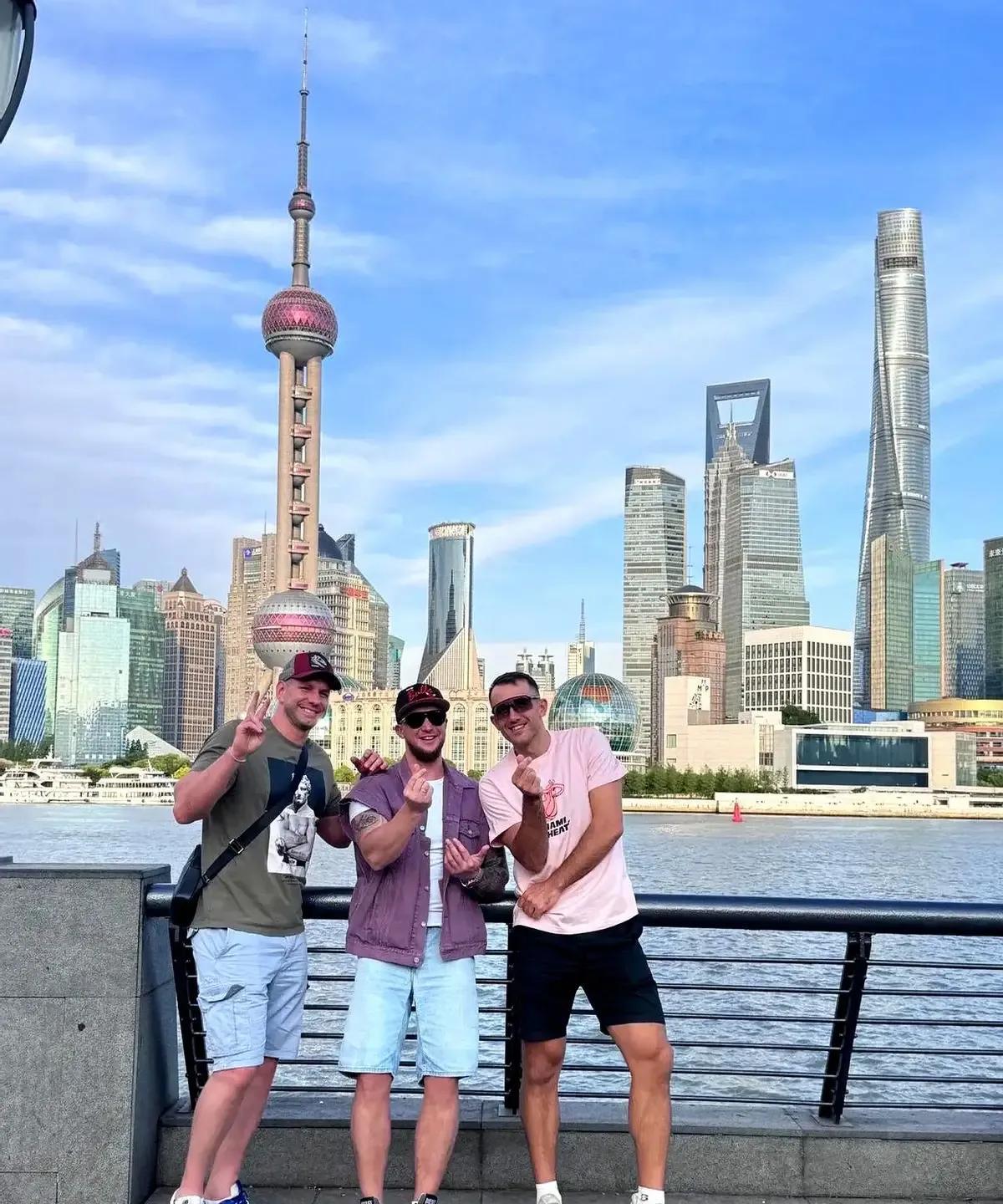 今年以来，约有115万人次外籍旅客通过免签政策入境来到上海，同比增长2.4倍。