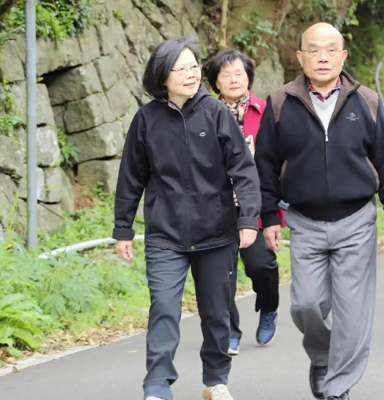 这绝对不会仅仅是一次简单的爬山，更像是一种狼狈为奸！民进党对付拉垮的在野党已经不