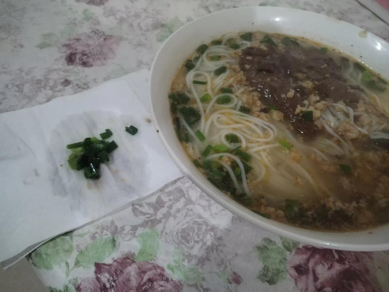 手术后，有近两个月没有吃米粉了。
今天早晨决心去吃米粉，来米粉店告诉老板娘下一碗