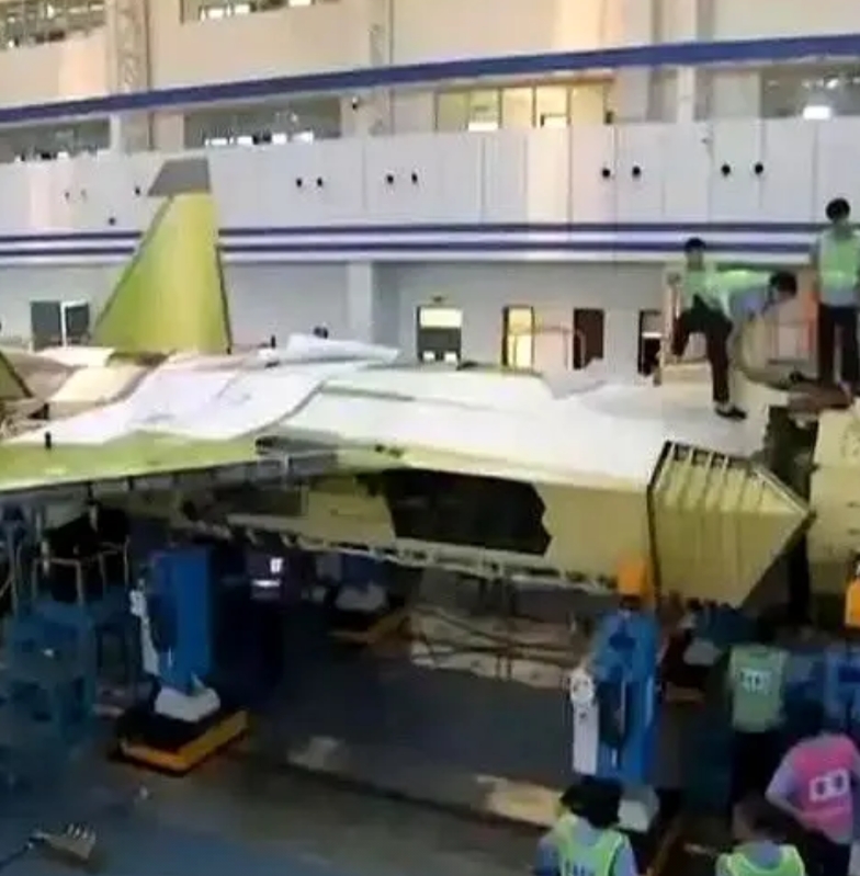 为什么歼10的生产线要移交给贵飞？
因为成飞的生产线已经爆单歼20，贵飞闲着都快