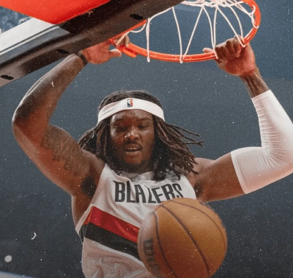 NBA常规赛，开拓者将主场迎战雷霆。
赛前开拓者官方更新了动态，晒出了一张罗伯特