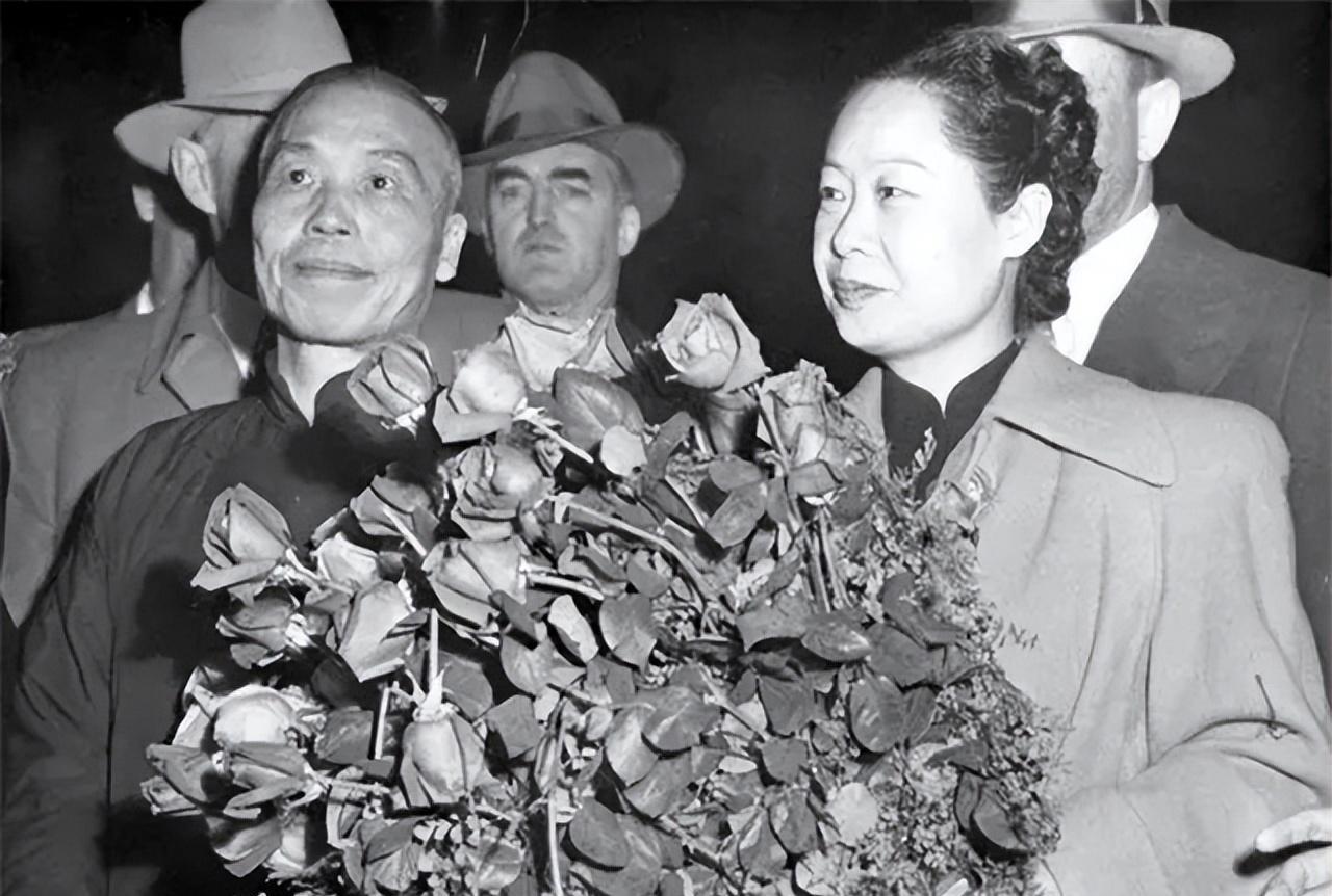 1966年，75岁的李宗仁一把搂住了27岁胡友松的小蛮腰，在她脸上吻了一下，盯着