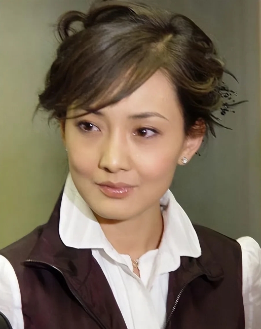 一次，牛莉怒气冲冲地问老公刘亚东:“你比我大八岁，为什么吵架就不能让着点我呢？”