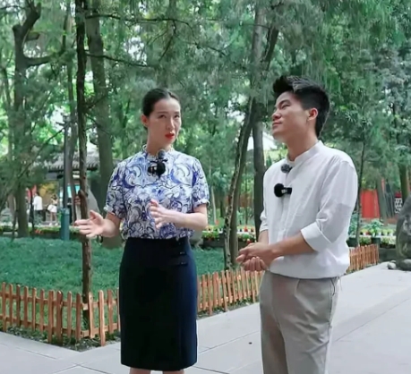 诸葛武侯祠董宇辉的沉默说明了什么？
说明了历史是最好的老师，
以前宇辉不想放弃所