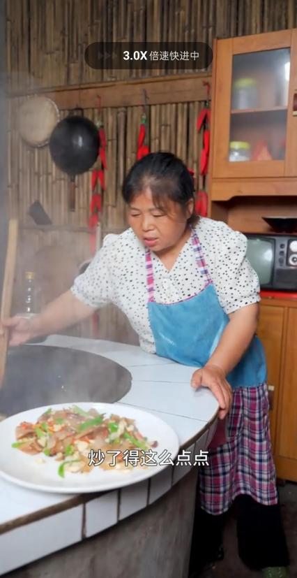 佳玲的这个不经意的举动，完全可以看出她和桃子妈的婆媳关系怎么样！



邻居送来