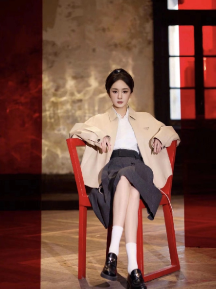 杨幂有一种赫本的感觉，好贵气，简直就是奥黛丽赫本.幂，内娱常青树顶流女星杨幂和p