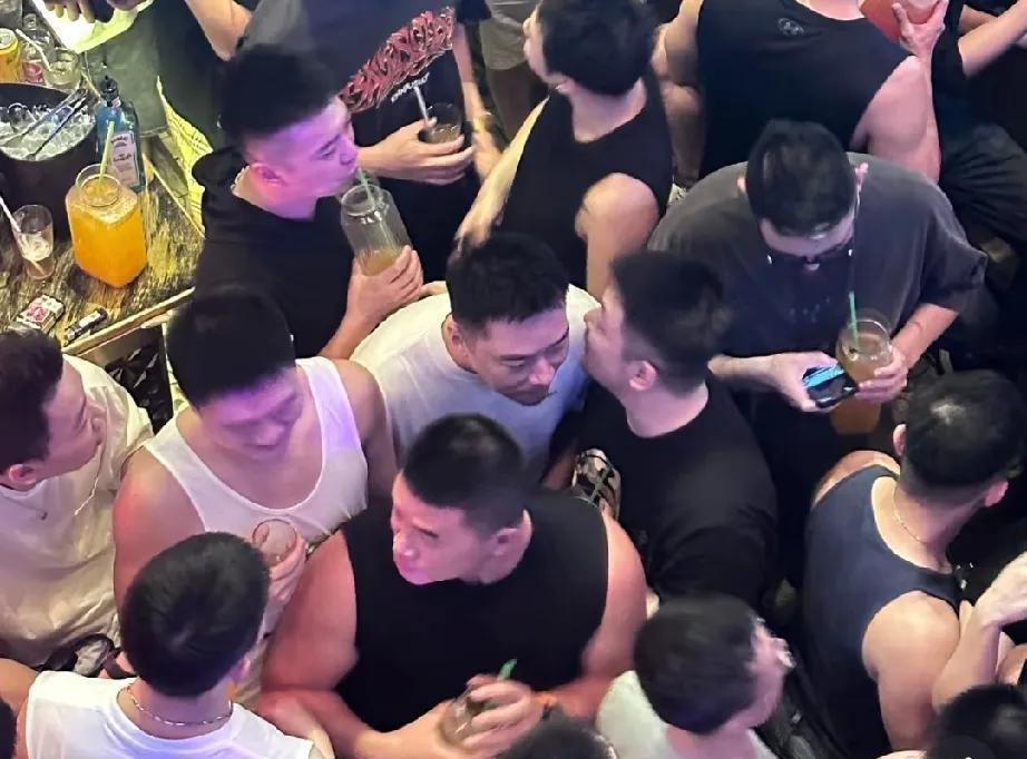 不要瞧不起长得丑的人，说不定人家胯下藏着三尺剑，会给你惊喜。所谓各有所长，造物主