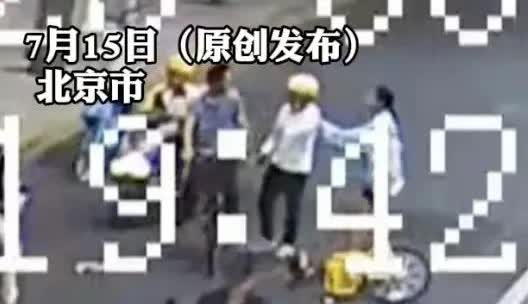 北京。
42岁男子骑车去别14岁女孩，女孩加速离开，男子追了1公里，将女孩逼入