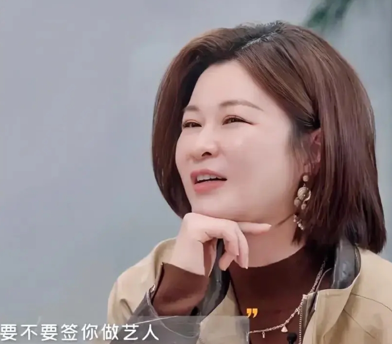 杜华说，我刚开始做乐华的时候特别难，钱都烧完了还欠着债，只能把房子抵押出去借钱发