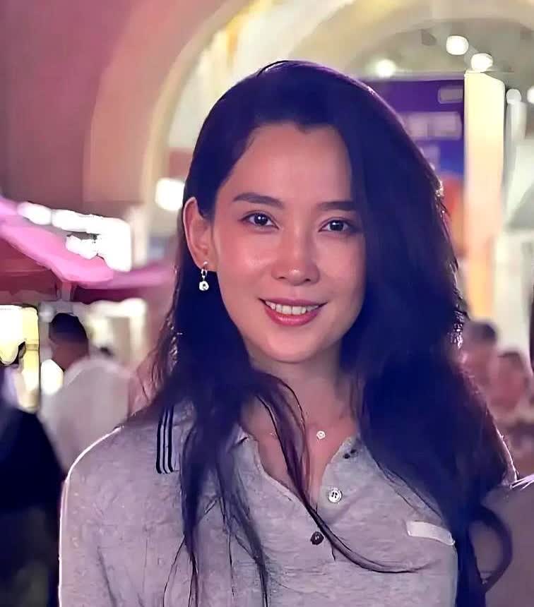 刚刚去查了一下汪峰！

不查不知道！一查吓一跳！

汪峰和女友同框的状态