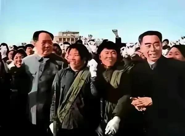 1964年3月15日，毛主席与周总理在北京机场与女民兵合影，这是极具时代意义的一
