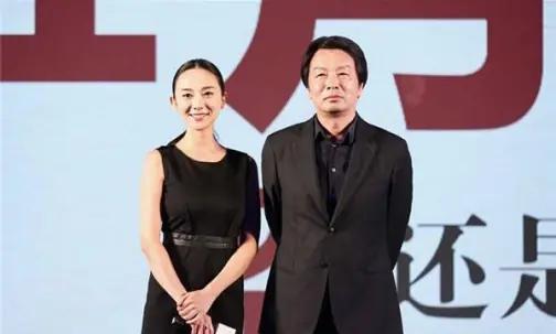 2011年夏天，作家刘震云正在菜市场买菜。由于囊中羞涩，他在是买贵的西红柿还是买