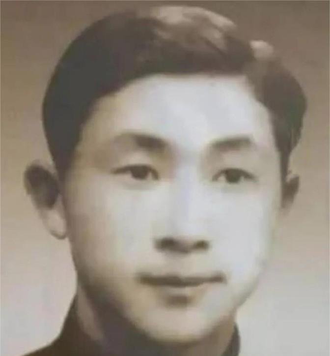 1947年，一名地下党因叛徒出卖被捕，为传递情报3次利用上厕所机会悄悄对叛徒说：