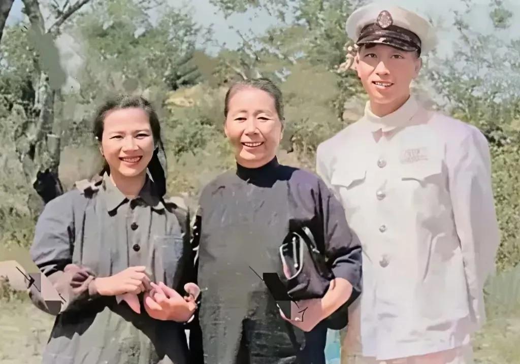 1950年，张学思携妻子谢雪萍与母亲许澍阳在一起，亲切交谈，笑容满面，举止温柔，