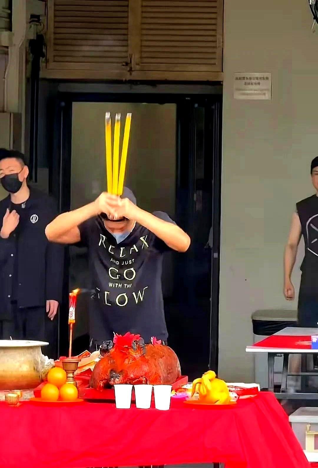 今天林峰和陈奕迅都举行演唱会，并有拜神仪式，但一个有心，一个无诚意。
红馆后台那