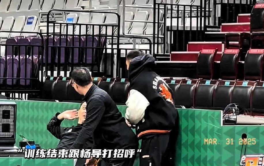 都是辽篮哥们儿！高诗岩回沈阳吧见到娘家人，特地来到杨鸣面前献殷勤，付豪送给小高门